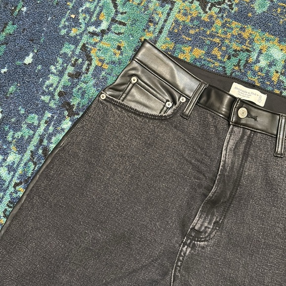 Abercrombie & Fitch Mixed Fabric Ultra High Rise Ankle Straight Jean (Size 12) - Picture 6 of 9